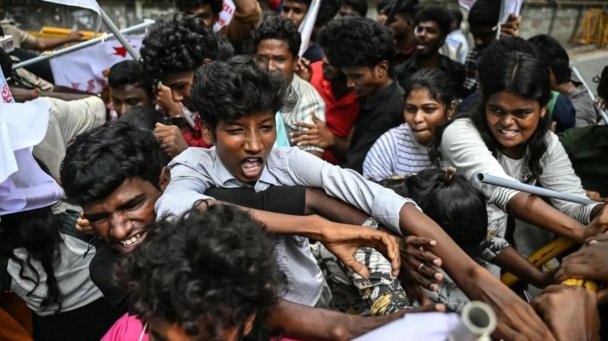 Индийские студенты протестуют против отмены федерального экзамена (Фото: AFP / Getty Images)
