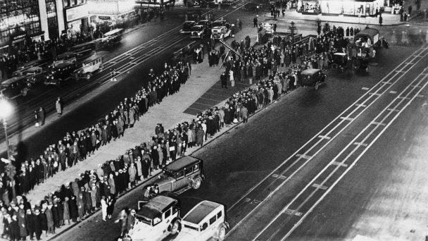 Безработные в очереди на Таймс-сквер за пайками во время Великой депрессии (Фото Getty Images)