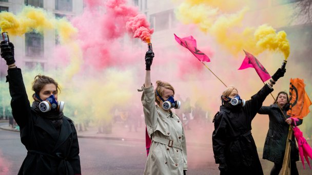 Активисты во время Недели моды в Лондоне в 2020 году перекрыли дороги и требовали, чтобы бренды и дизайнеры, создавая новые коллекции, больше думали о защите окружающей среды (Фото Getty Images)