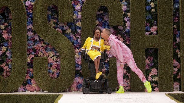 Аарон Роуз Филип — модель-трансгендер с церебральным параличом и Джереми Скотт — креативный директор модного дома Moschino на неделе моды в сентябре 2021 года (Фото Randy Brooke/Getty Images for Moschino SS22 show)