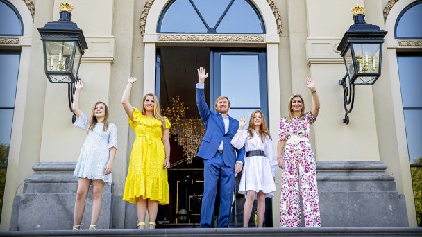 Король Нидерландов Виллем-Александр, его супруга королева Максима и дочери принцессы: Ариана, Катарина-Амалия (в желтом) и Алексия (Фото: EPA / ТАСС)