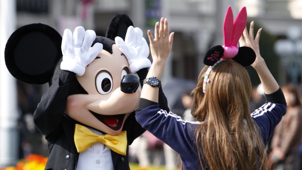 Символ The Walt Disney Company Микки Маус (Фото Kiyoshi Ota / Bloomberg via Getty Images)