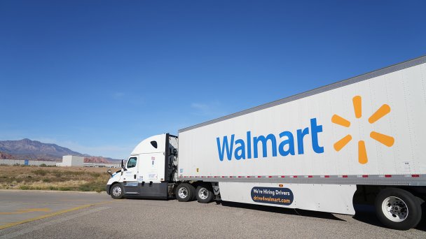 Грузовик въезжает в распределительный центр Walmart в Сент-Джордже, штат Юта, США (Фото: George Frey/Bloomberg via Getty Images)