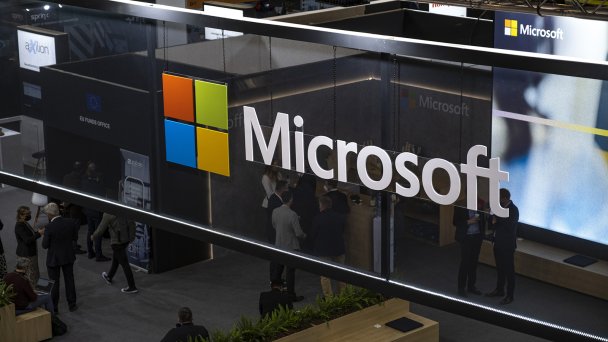 Генеральный директор Microsoft продал примерно половину своих акций компании (Фото Paco Freire/SOPA Images/LightRocket via Getty Images)