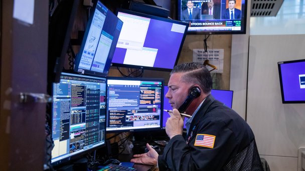 Трейдер на Нью-Йоркской фондовой бирже (NYSE) (Фото Michael Nagle/Bloomberg via Getty Images)