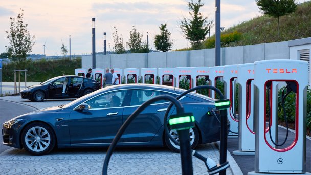 Автомобиль Tesla на станции быстрой зарядки (Фото Peter Fastl / DeFodi Images via Getty Images)