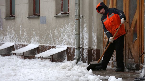 Дворник убирает снег на Тверском бульваре (Фото Александра Краснова/ТАСС)