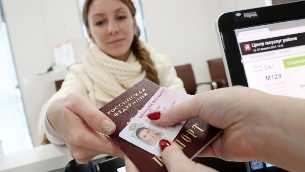 Жительница города во время получения водительского удостоверения (Фото Вячеслава Прокофьева/ТАСС)