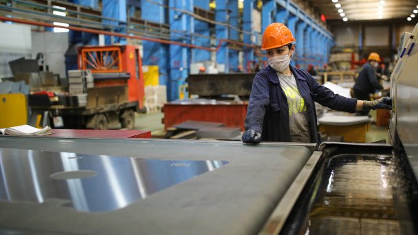 Сотрудница в холоднопрессовом цехе Тверского вагоностроительного завода (Фото Сергея Бобылева/ТАСС)