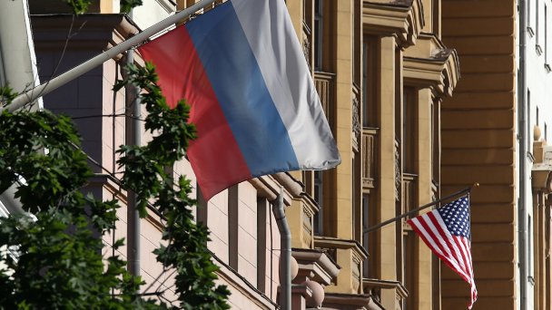 Флаг США на здании посольства США на Новинском бульваре (Фото Валерия Шарифулина/ТАСС)