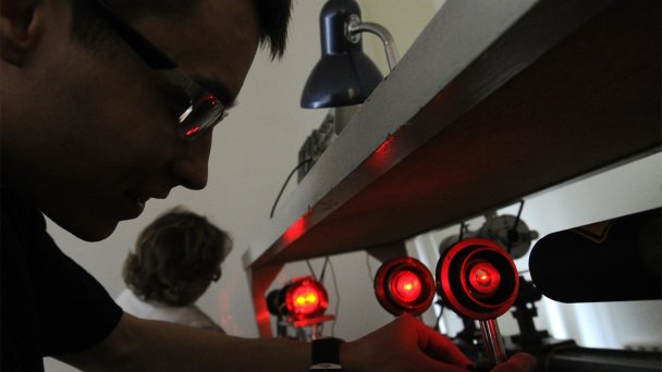 Студент МФТИ во время лабораторных занятий ( Фото Сергея Фадеичева / ИТАР-ТАСС)