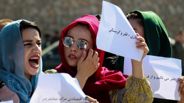 Афганские женщины во время акции протеста в Кабуле, Афганистан, 21 октября 2021 года (Фото EPA/ТАСС)