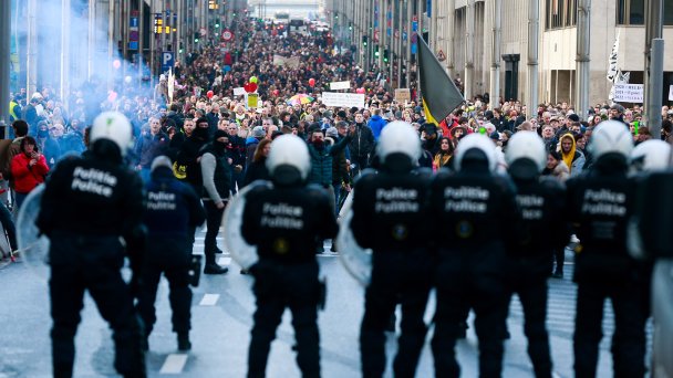 Горожане на акции протеста против коронавирусных мер в Брюсселе, Бельгия, 21 ноября 2021 года (Фото EPA/ТАСС)