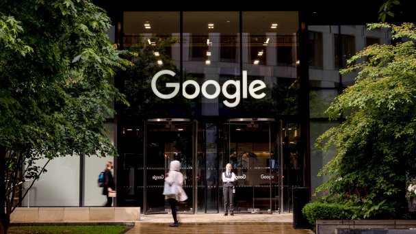 Вход в здание офиса Google в Лондоне (Фото Jason Alden/Bloomberg via Getty Images)