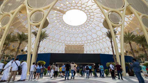 Площадь Аль-Васл в самом центре — она является главным архитектурным новшеством выставки в Дубае (Фото Christopher Pike / Bloomberg via Getty Images)