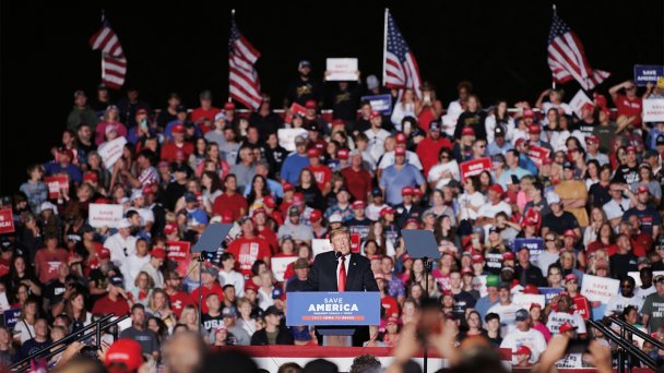 Дональд Трамп выступает во время митинга Save America на ярмарке в штате Айова 9 октября 2021 г.  (Фото Dan Brouillette/Bloomberg via Getty Images)