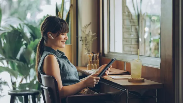 Сегодня подкасты на любую тематику для взрослых и детей можно найти на почти всех крупных аудиоплощадках (Фото Getty Images)