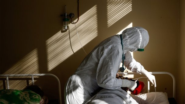 A medical specialist tends to a patient suffering from the coronavirus disease (COVID-19) at the City Clinical Hospital named after S.Botkin in Oryol, Russia October 26, 2021  (Фото Maxim Shemetov / REUTERS)