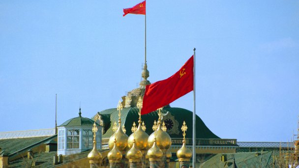 Государственный флаг СССР на здании Кремля. 1981 год (Фото Юрия Лизунова/Фотохроника ТАСС)