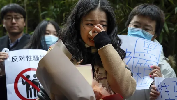 Сторонники движения #MeToo у здания суда, собравшиеся в поддержку Чжоу Сяосюань. Пекин, 2 декабря 2020 г. (Фото AP/TASS)