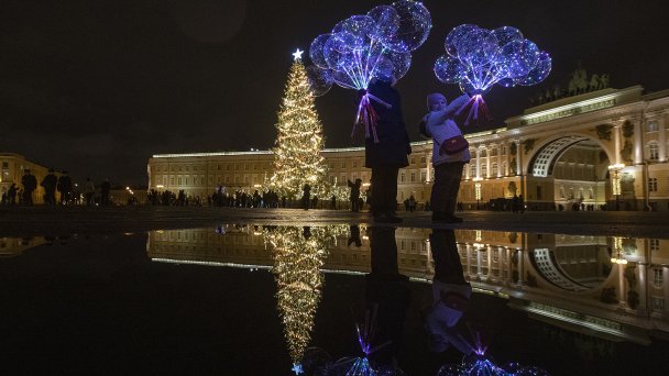 Массовые мероприятия в центре города в ночь на 1 января уже отменили власти Санкт-Петербурга (Фото EPA/ТАСС)
