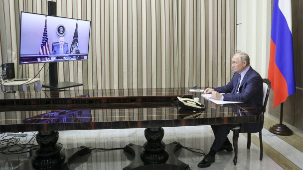 Переговоры президентов России Путина и США Байдена в формате телемоста (Фото Михаила Метцеля / POOL / ТАСС)
