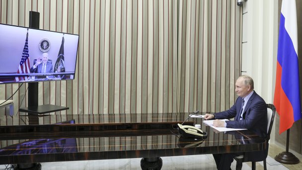 Владимир Путин и президент США Джо Байден во время двусторонних переговоров (Фото Михаила Метцеля / POOL / ТАСС)