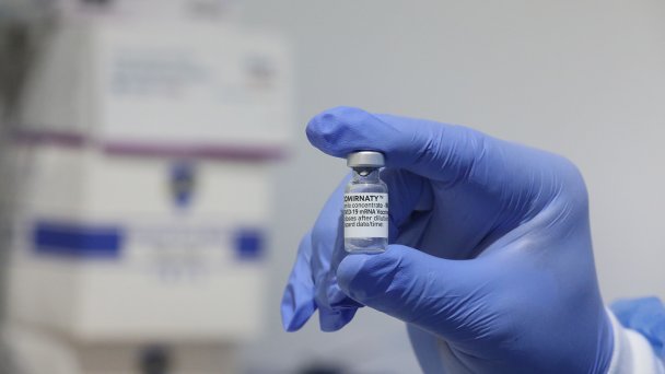 Вакцинация от коронавируса COVID-19 препаратом Pfizer/BioNTech в Германии (Фото DPA / TASS)