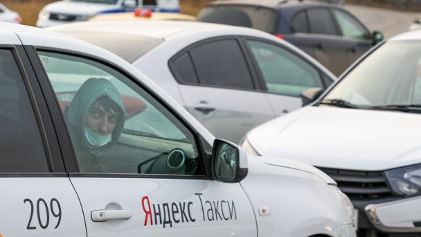 Участник массовой забастовки таксистов в Волгограде. Таксисты требуют пересмотреть тарифы перевозок (Фото Дмитрия Рогулина/ТАСС)