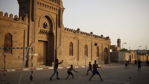  Дети, живущие в Каирском некрополе, играют в футбол рядом с древними гробницами. (Фото Asmaa Waguih / Reuters)