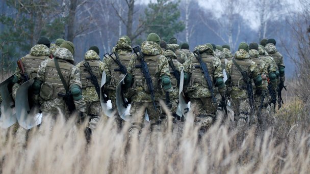Сотрудники Государственной пограничной службы Украины принимают участие в тренировке. (Фото Gleb Garanich / Reuters)