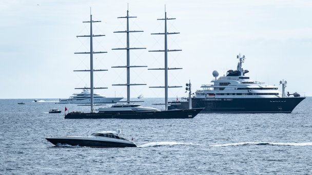 Среди самых дорогих яхт, проданных в 2021 году, можно выделить 126-метровый Octopus (справа) (Фото Balint Porneczi/Bloomberg via Getty Images)