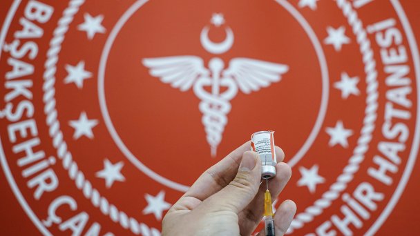 Подготовка дозы вакцины против коронавируса Pfizer-BioNTech в Стамбуле (Фото Salih Zeki Fazlioglu/Anadolu Agency via Getty Images)
