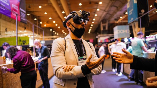 Посетитель веб-саммита в Лиссабоне, использующий гарнитуру виртуальной реальности. Ноябрь 2021 года (Фото Jose Sarmento Matos / Bloomberg via Getty Images)