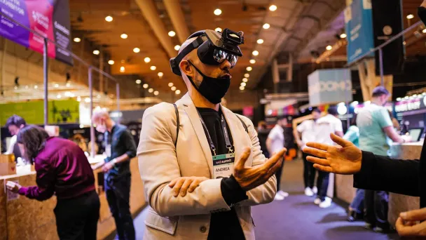 Посетитель веб-саммита в Лиссабоне, использующий гарнитуру виртуальной реальности. Ноябрь 2021 года (Фото Jose Sarmento Matos / Bloomberg via Getty Images)