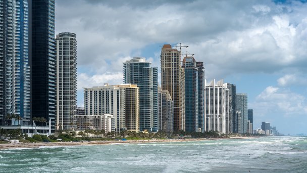 Строительная компания из Майами продала пентхаус на берегу океана за $22 млн. Это стало самой крупной сделкой в криптовалюте в сфере недвижимости (Фото Getty Images)