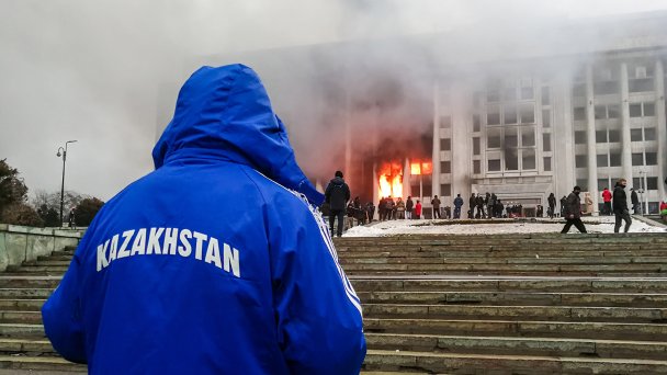 Протестующие возле горящего здания мэрии Алма-Аты. 5 января 2022 год. (Фото Ерлана Джумаева/ТАСС)