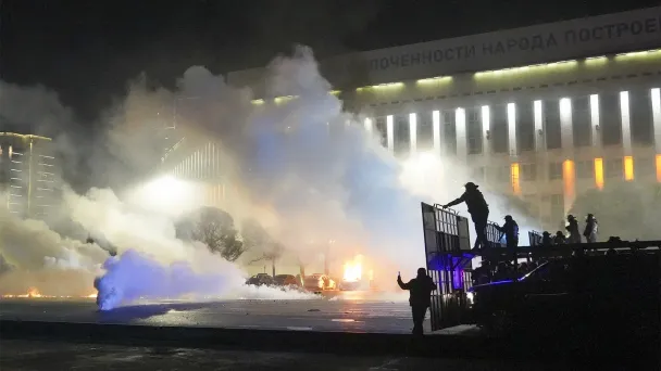 4 января. Казахстан. Алма-Ата. Сотрудники полиции во время акции протеста против повышения цен на сжиженный газ (Фото AP Photo / Vladimir Tretyakov / ТАСС)