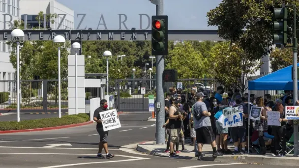 Несколько сотен сотрудников Activision Blizzard устраивают забастовку, за пределами ворот в штаб-квартире Activision Blizzard 28 июля 2021 года в Ирвине, Калифорния (Allen J. Schaben·Los Angeles Times via Getty Images)