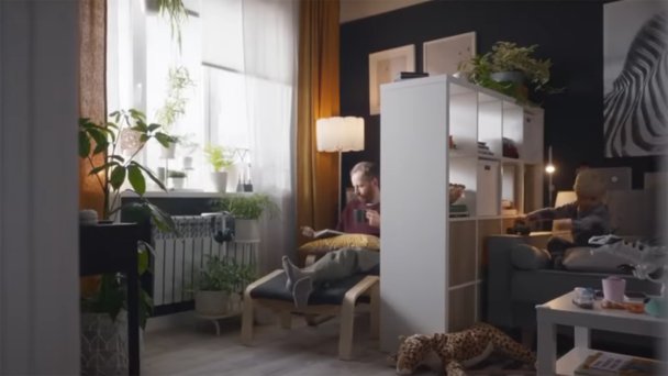 Кадр из рекламной кампании IKEA #homepositive (Фото — скрин из видео ролика)