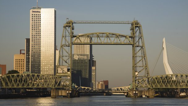 Мост De Hef в Роттердаме (Фото Geography Photos / Universal Images Group via Getty Images)