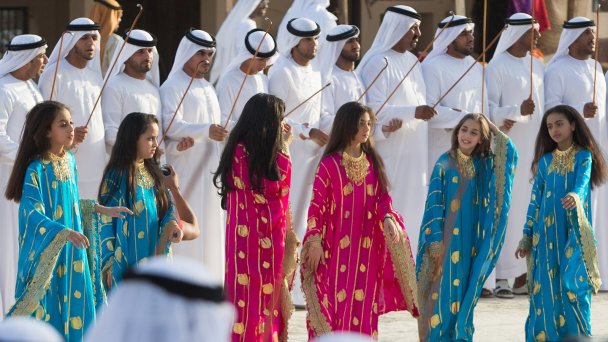 Древнейший танец аль-айала исполняется жителями по всей территории ОАЭ в дни национальных праздников (Фото Qasr Al Hosn Festival)