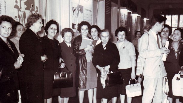 Мария Ковригина (вторая слева) с участниками Всемирного конгресса женщин в Москве. 24–29 июня 1963 года (Фото Главного архивного управления города Москвы)