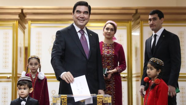 Президент Туркмении Гурбангулы Бердымухамедов с семьей во время голосования в 2017 году. (Фото Валерия Шарифулина/ТАСС)