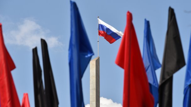 Флаги ДНР и флаг России (Фото Николая Тришина/ТАСС)