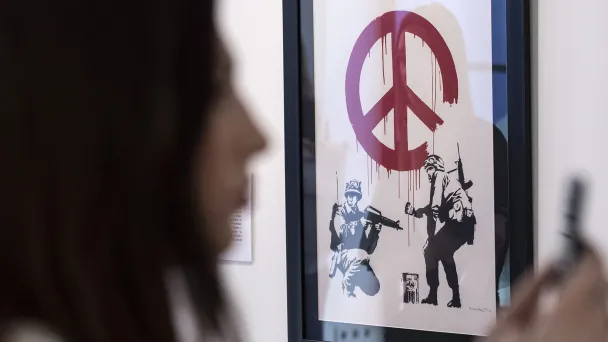 CND Soldiers британского стрит-арт художника Бэнкси (Фото Zsolt Szigetvary / EPA / TASS)