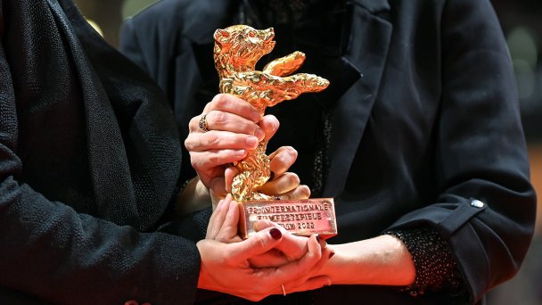 На церемонии вручения наград Берлинале в феврале 2022 года (Фото Jens Kalaene / picture alliance via Getty Images)