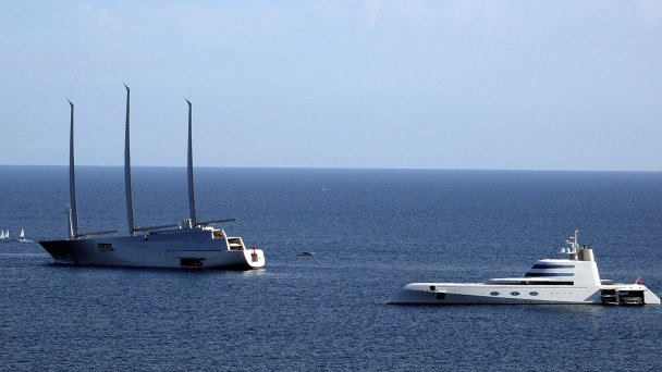 142-метровая парусная яхта Sailing Yacht A и 119-метровая моторная яхта А Yacht в Монако (Фото Stefano Rellandini/Reuters)