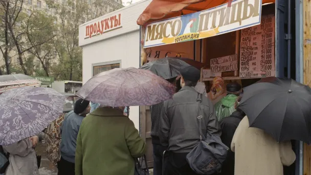 Россия. Москва. 1 сентября 1998 г. Москвичи на оптовом рынке в попытке запастись продуктами впрок (Фото Яковлева Александра / Фотохроника ТАСС)