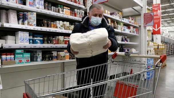 Покупатель у полок с продуктами в магазине (Фото Евгения Софийчука/ТАСС)